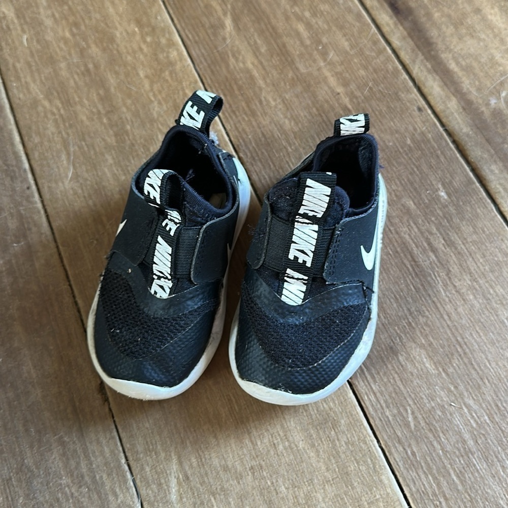 Nike Black and white sneakers size 5C - Picture 2 of 4